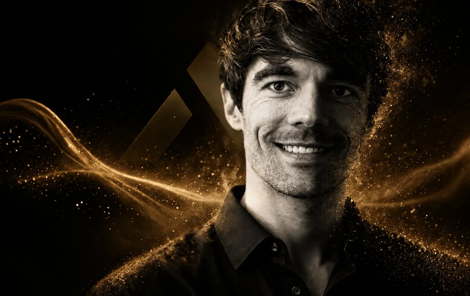 Matthias Hatzak lächelnd im dunklen Licht mit Goldstaub und goldenem Dreieck