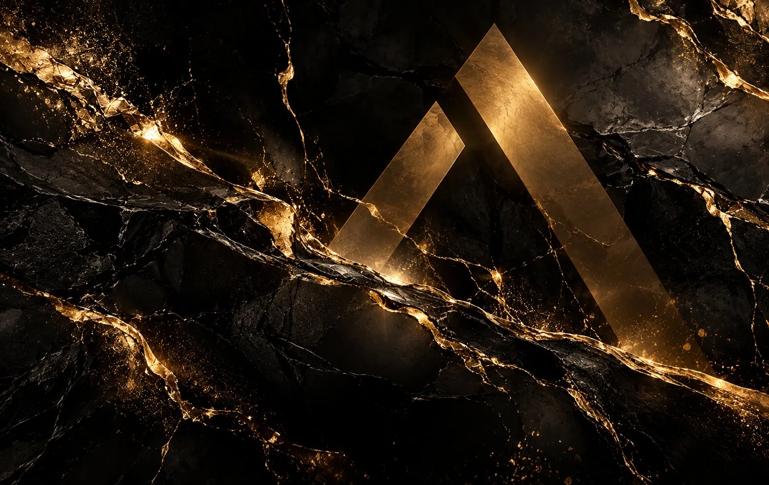 Schwarzer Marmor mit goldenen Adern und goldenem Dreieck